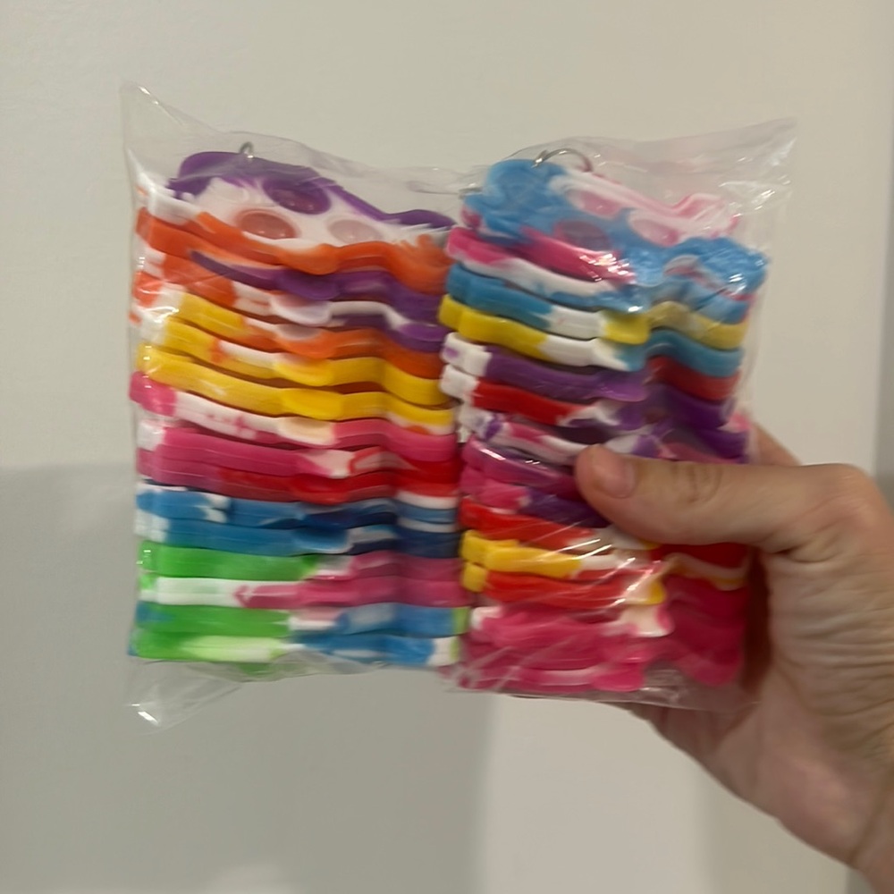 30 multicolor fish pop-it key-chains